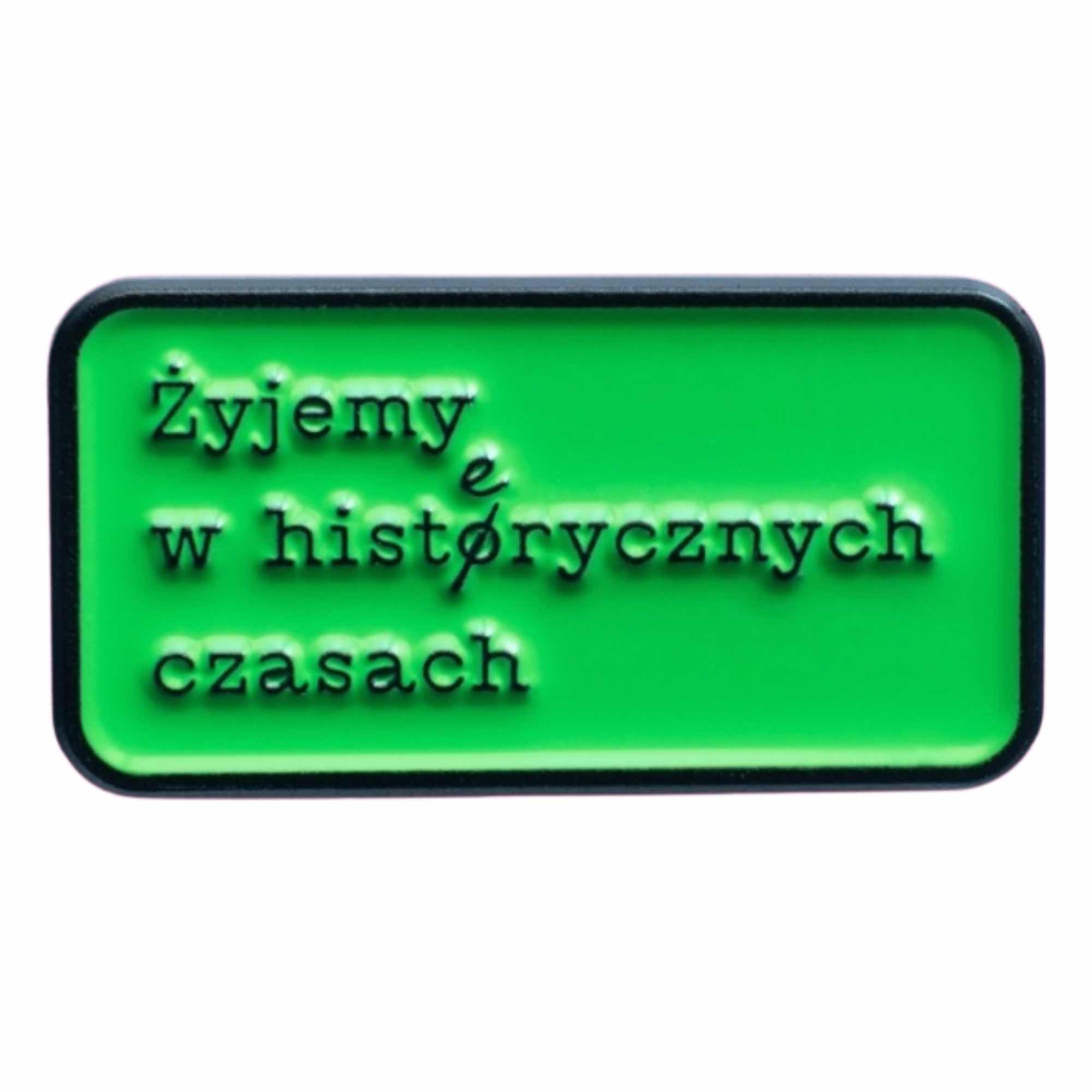 Pin Żyjemy – przypinka z napisem ironicznym | Paw Generation
