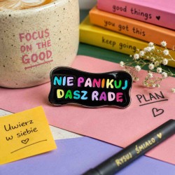 Pin „Nie panikuj” – przypinka z napisem | Paw Generation