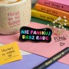Pin „Nie panikuj” – przypinka z napisem | Paw Generation