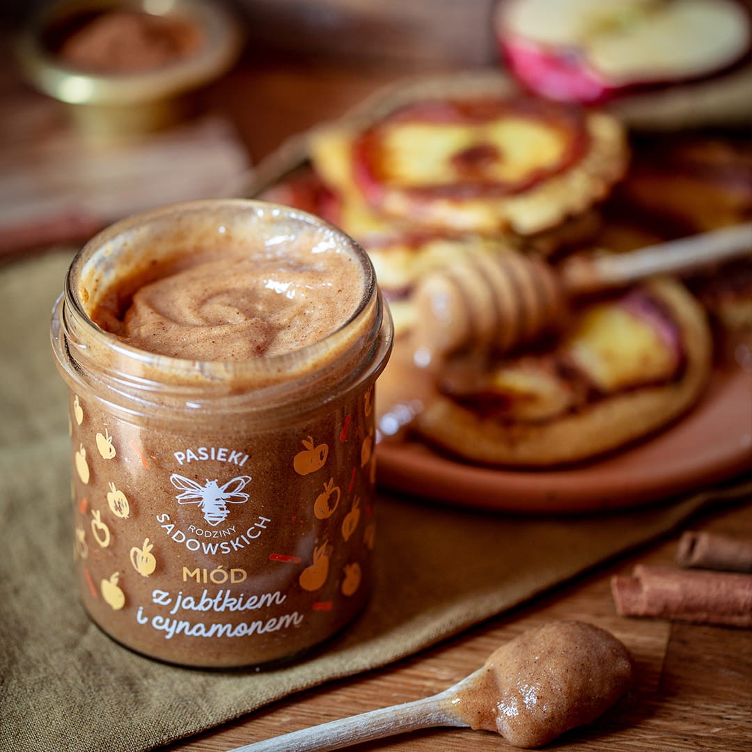 Miód z jabłkiem i cynamonem | 430 g | Pasieki Sadowskich