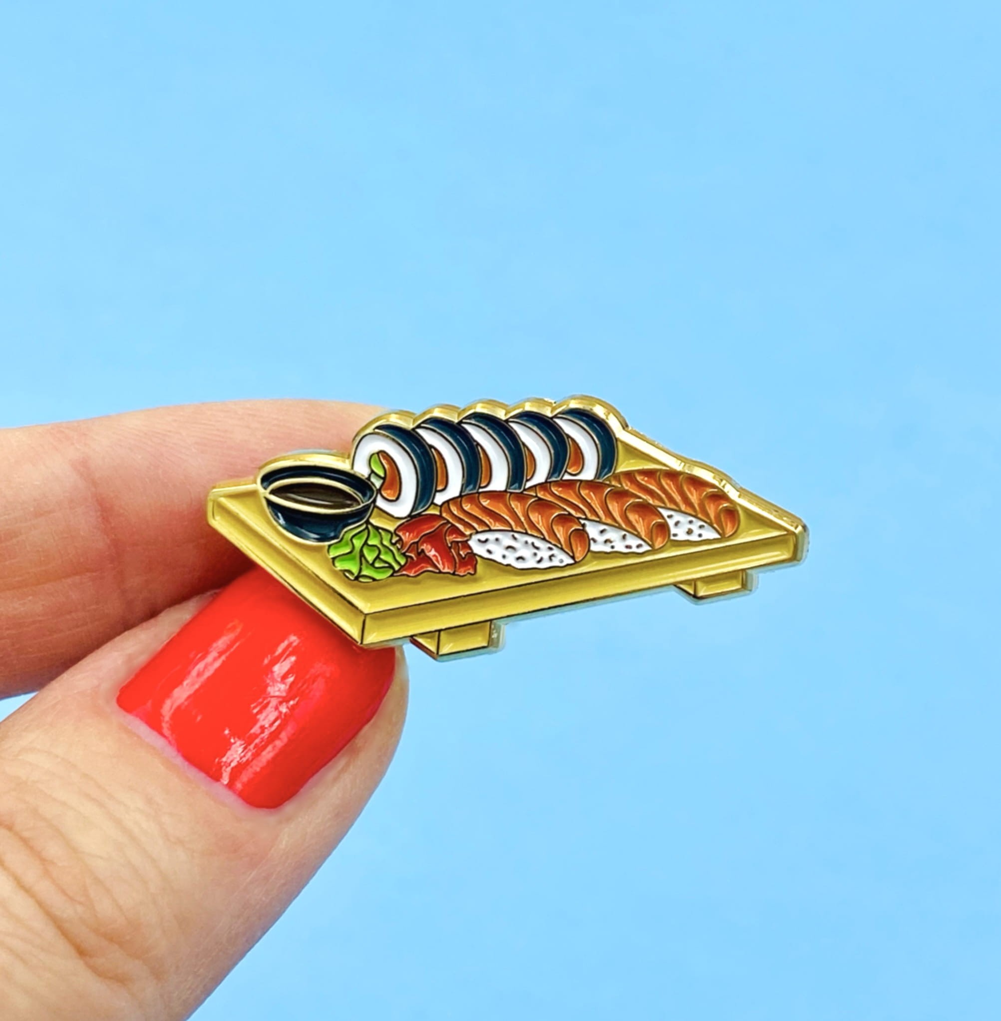 Pin Sushi – metalowa przypinka | 3,5 × 1,5 cm | Paw Generation
