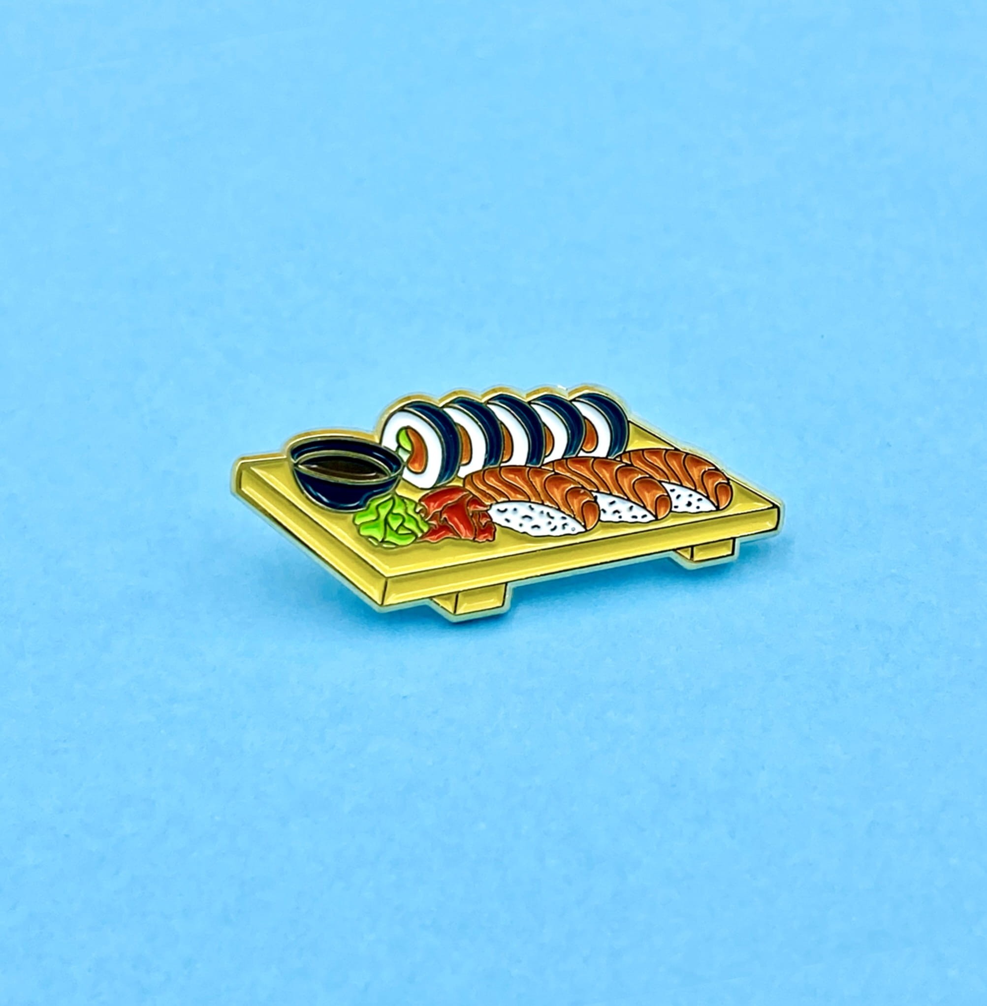 Pin Sushi – metalowa przypinka | 3,5 × 1,5 cm | Paw Generation