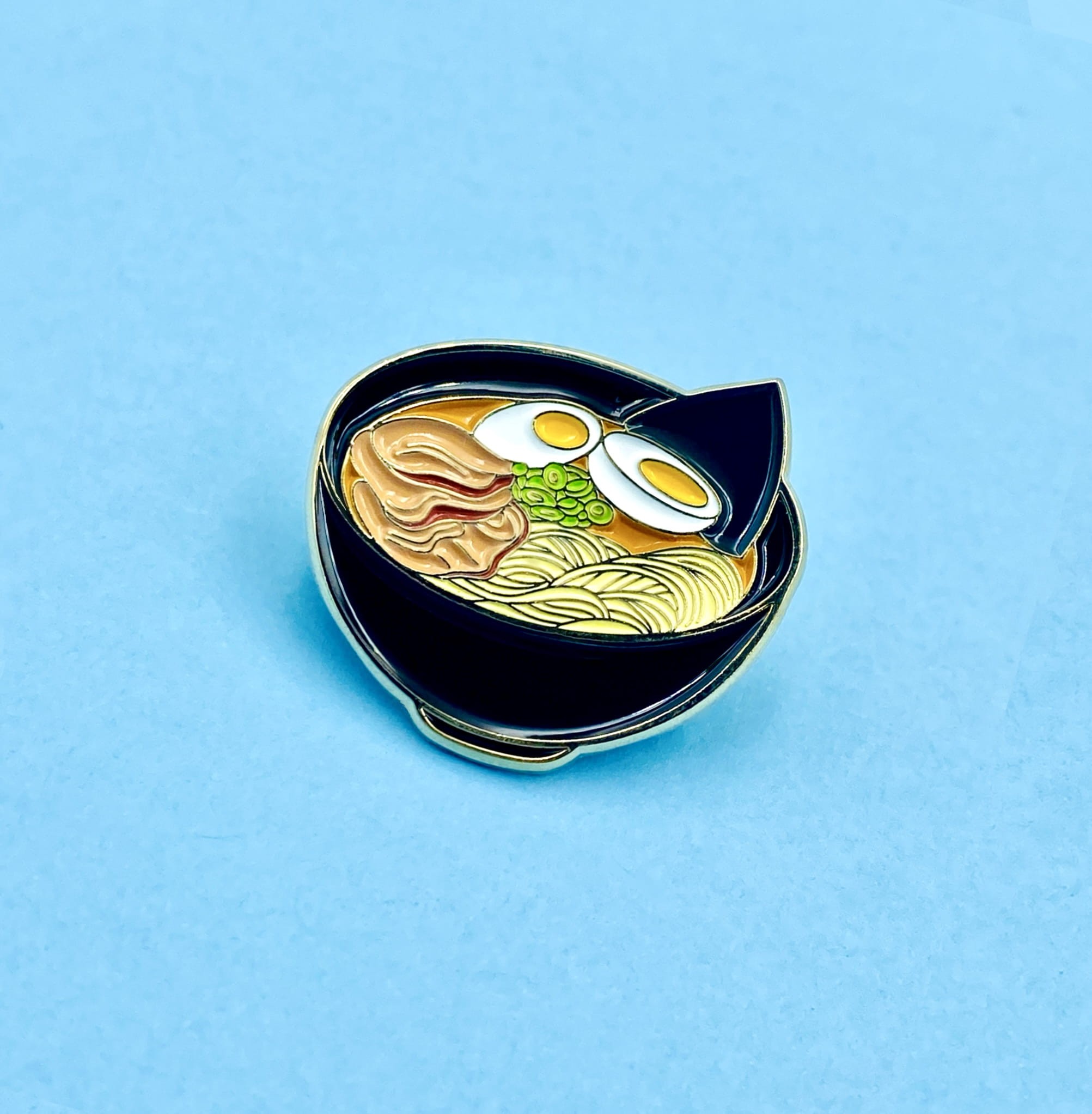 Pin Ramen – przypinka cynkowa | 3,1 × 2,6 cm | Paw Generation