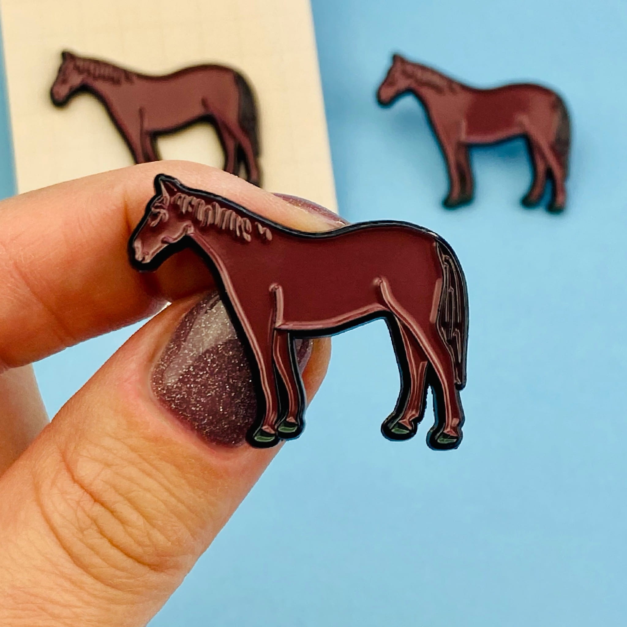 Pin Koń | Minimalistyczny symbol wolności | 3,2 cm | Paw Generation