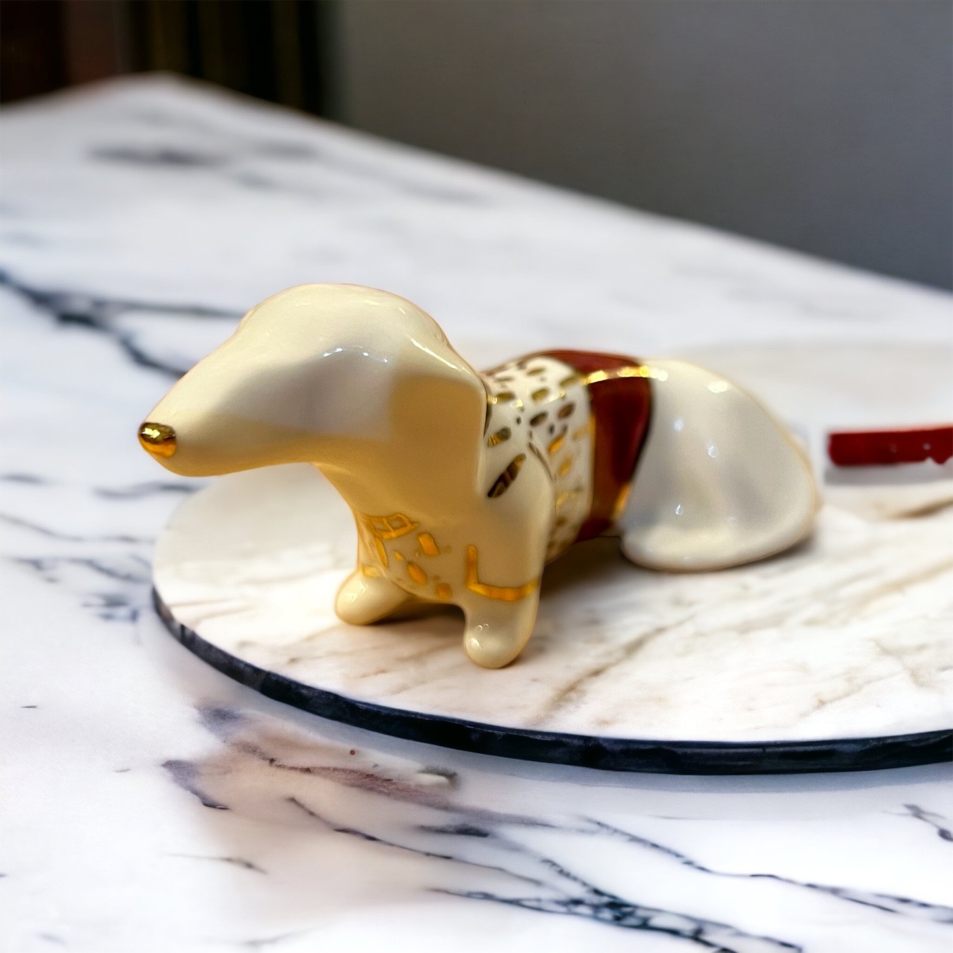 Porcelanowy jamniczek biały złocony w czerwonym sweterku | Imka Design