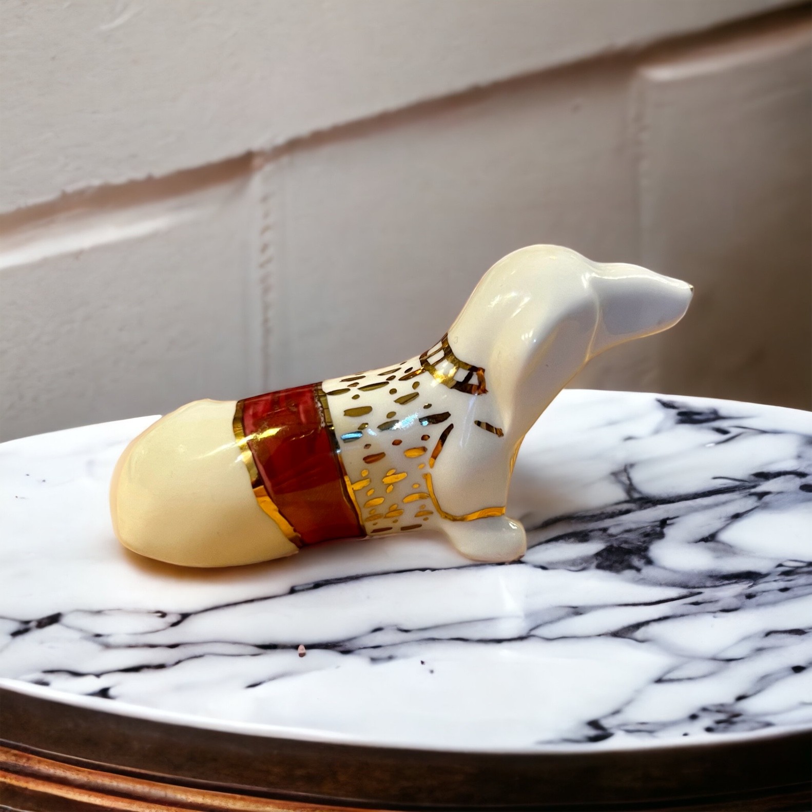 Porcelanowy jamniczek biały złocony w czerwonym sweterku | Imka Design