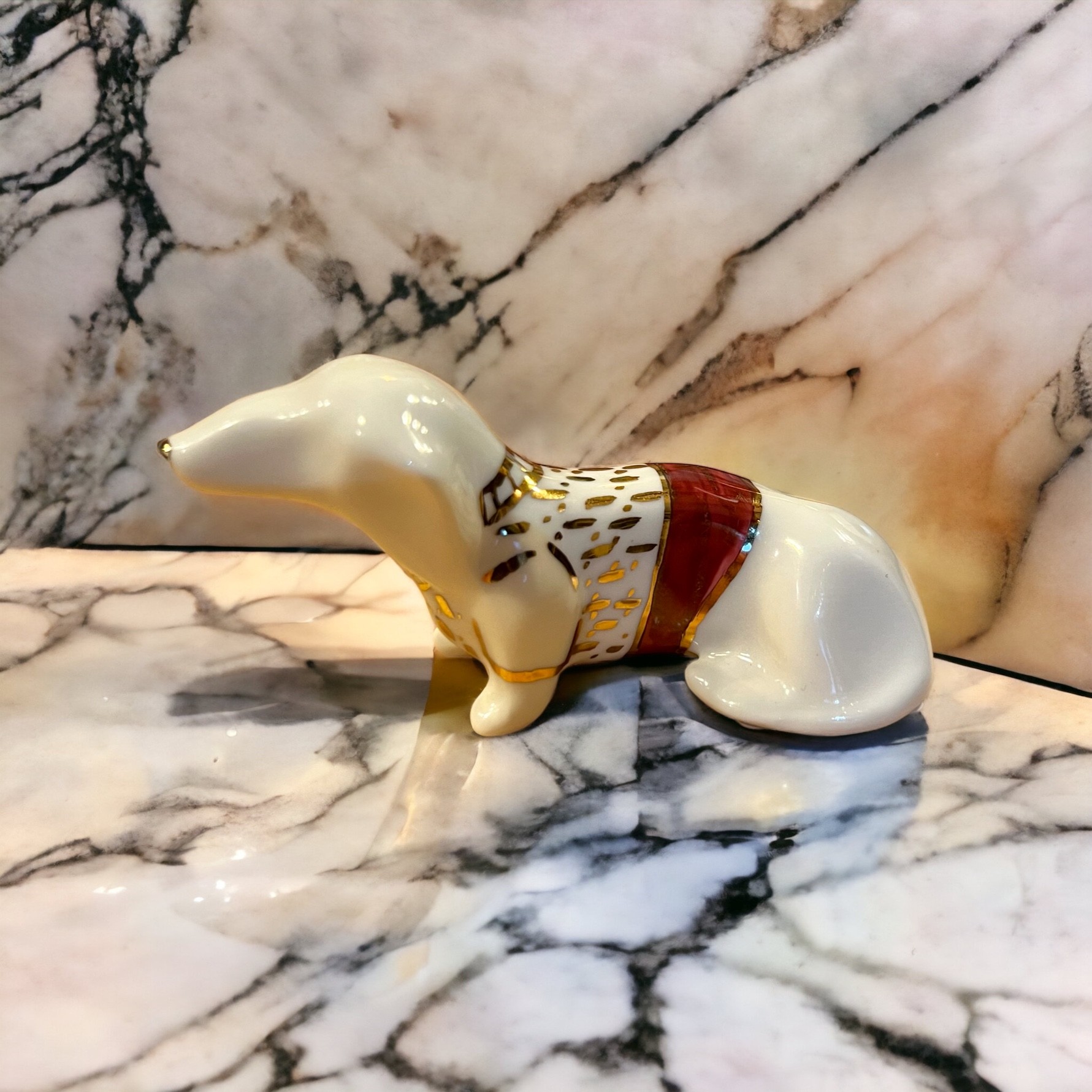 Porcelanowy jamniczek biały złocony w czerwonym sweterku | Imka Design