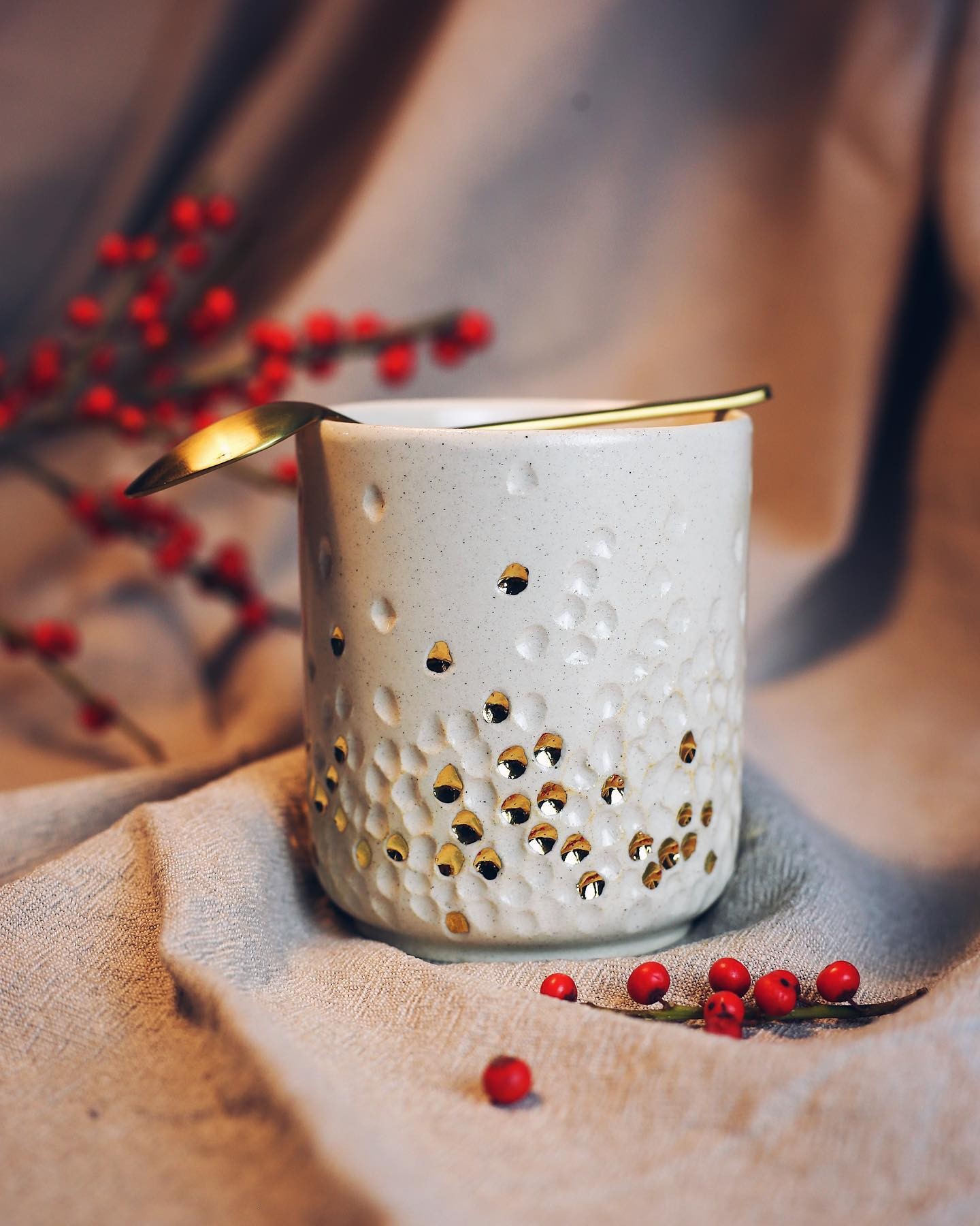 Czarka ceramiczna Winter ze złotem | 300 ml | Naturalnie, STUDIO