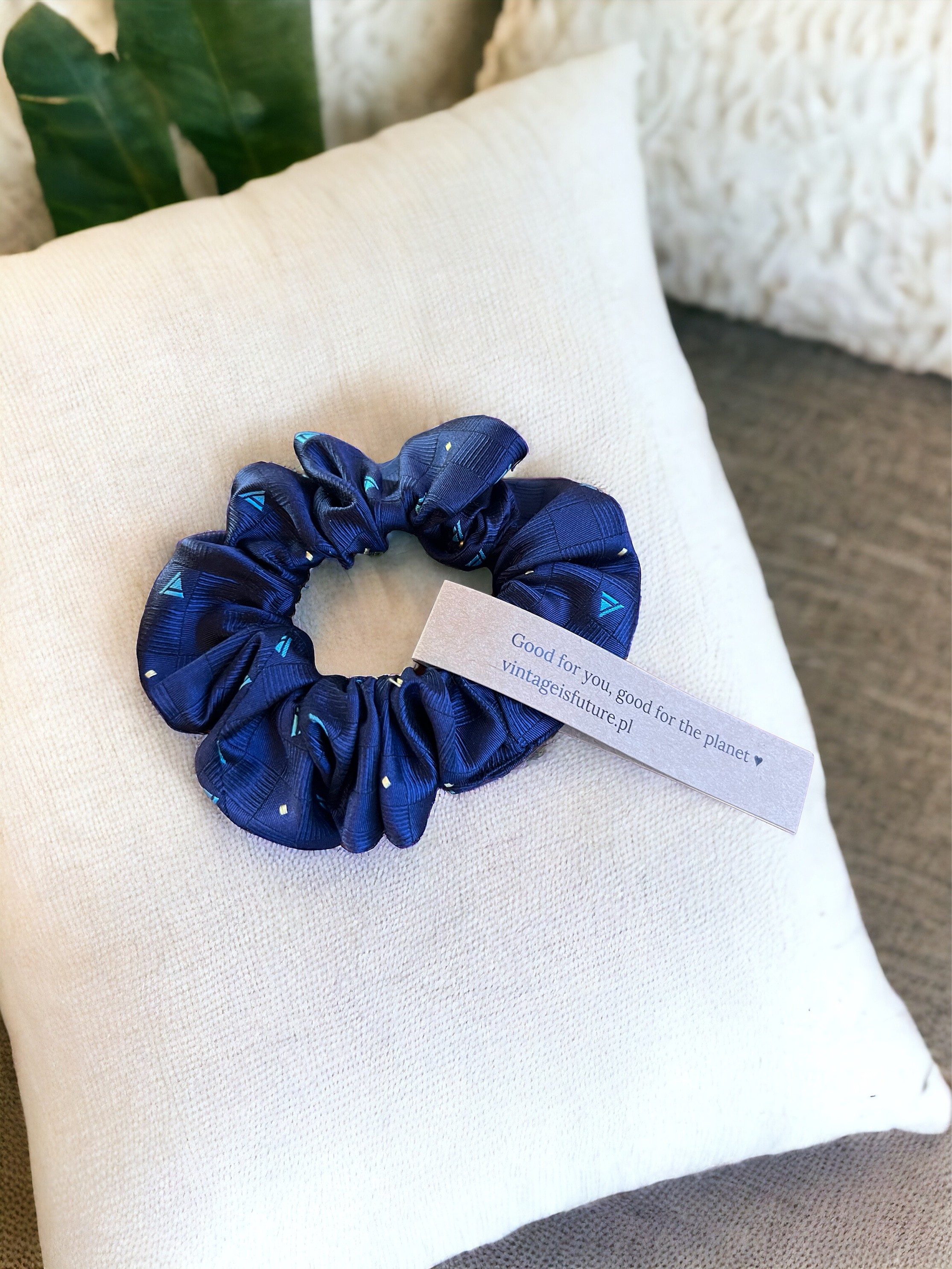 Jedwabna gumka do włosów scrunchie no. 6 vintageisfuture.pl