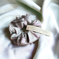 Jedwabna gumka do włosów scrunchie PREMIUM Silvery Whisper