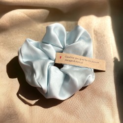 Jedwabna gumka do włosów scrunchie PREMIUM Serene Sky Blue