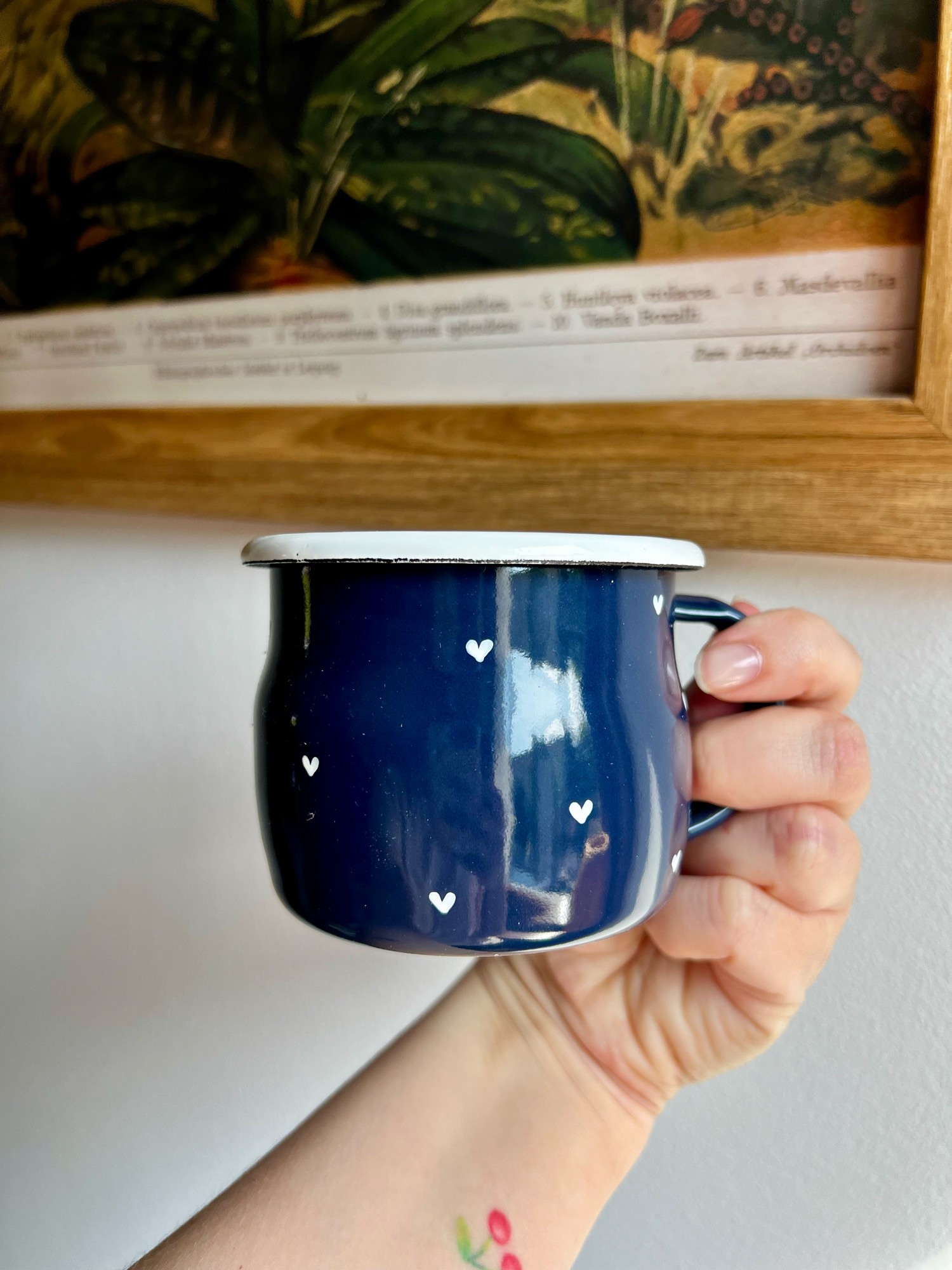 Kubek emaliowany granatowy w białe serca | retro ręcznie malowany 330 ml