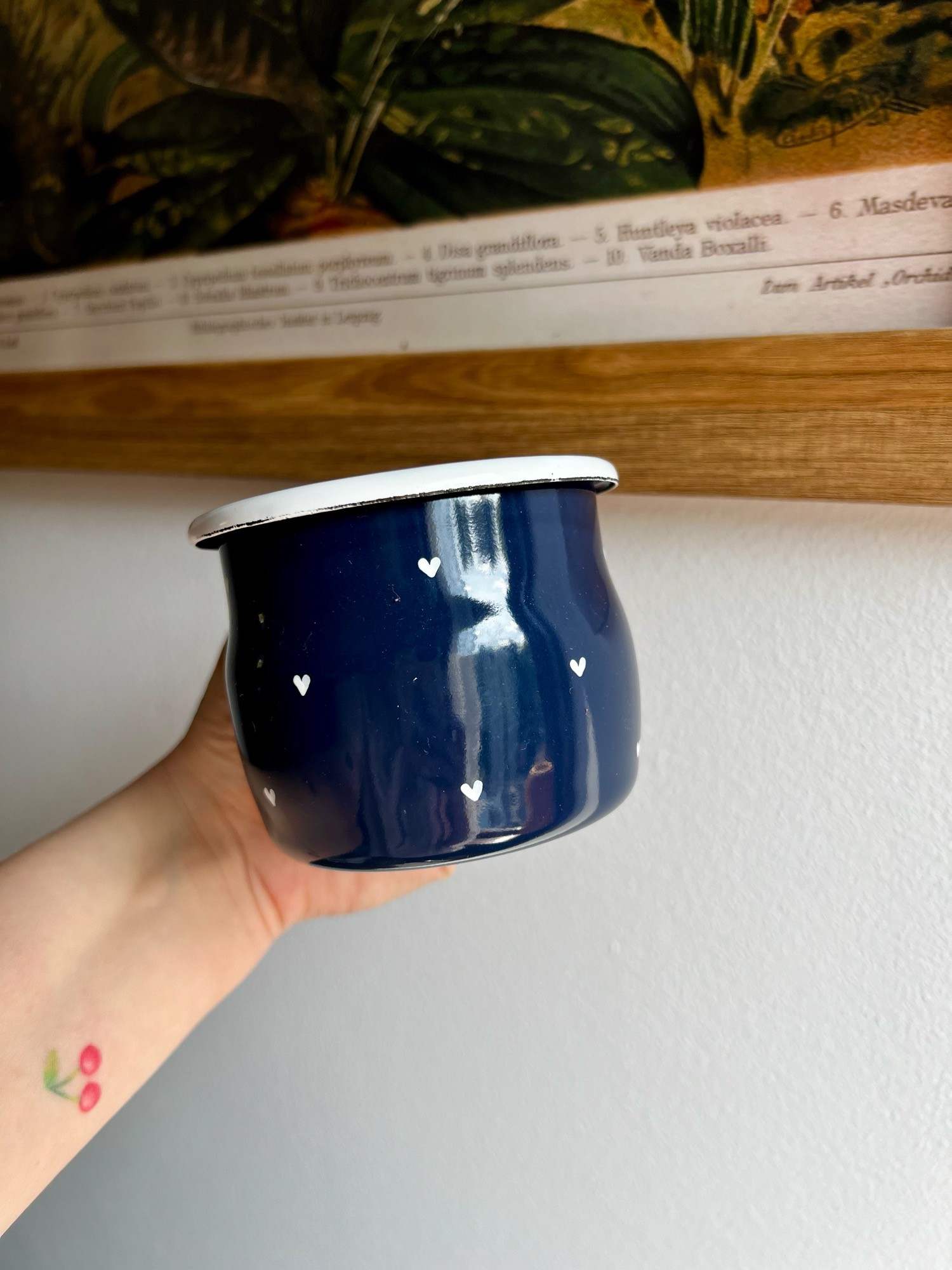 Kubek emaliowany granatowy w białe serca | retro ręcznie malowany 330 ml