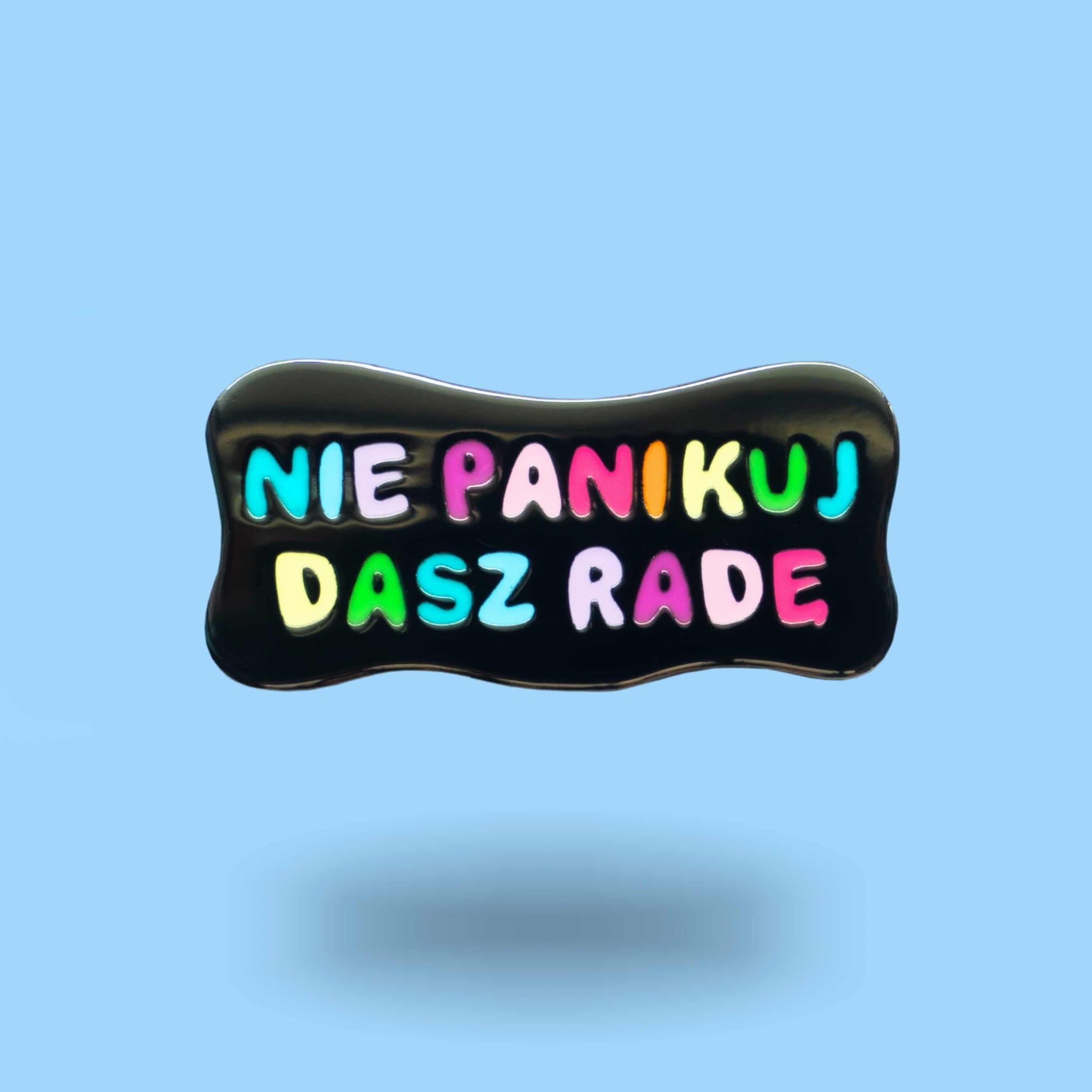 Pin „Nie panikuj” – przypinka z napisem | Paw Generation