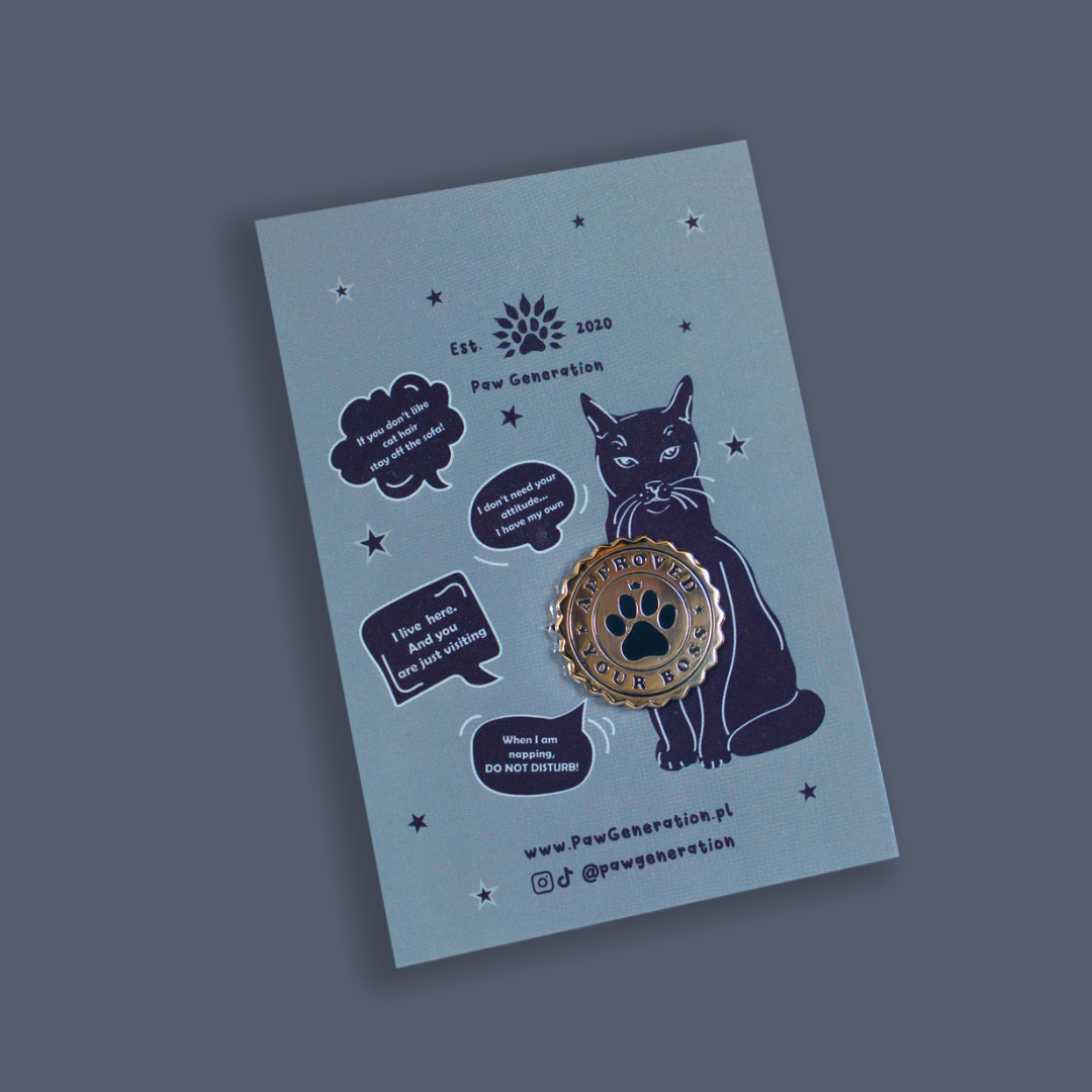 Pin Your Boss – przypinka z kotem | 2,4 × 2,4 cm | Paw Generation